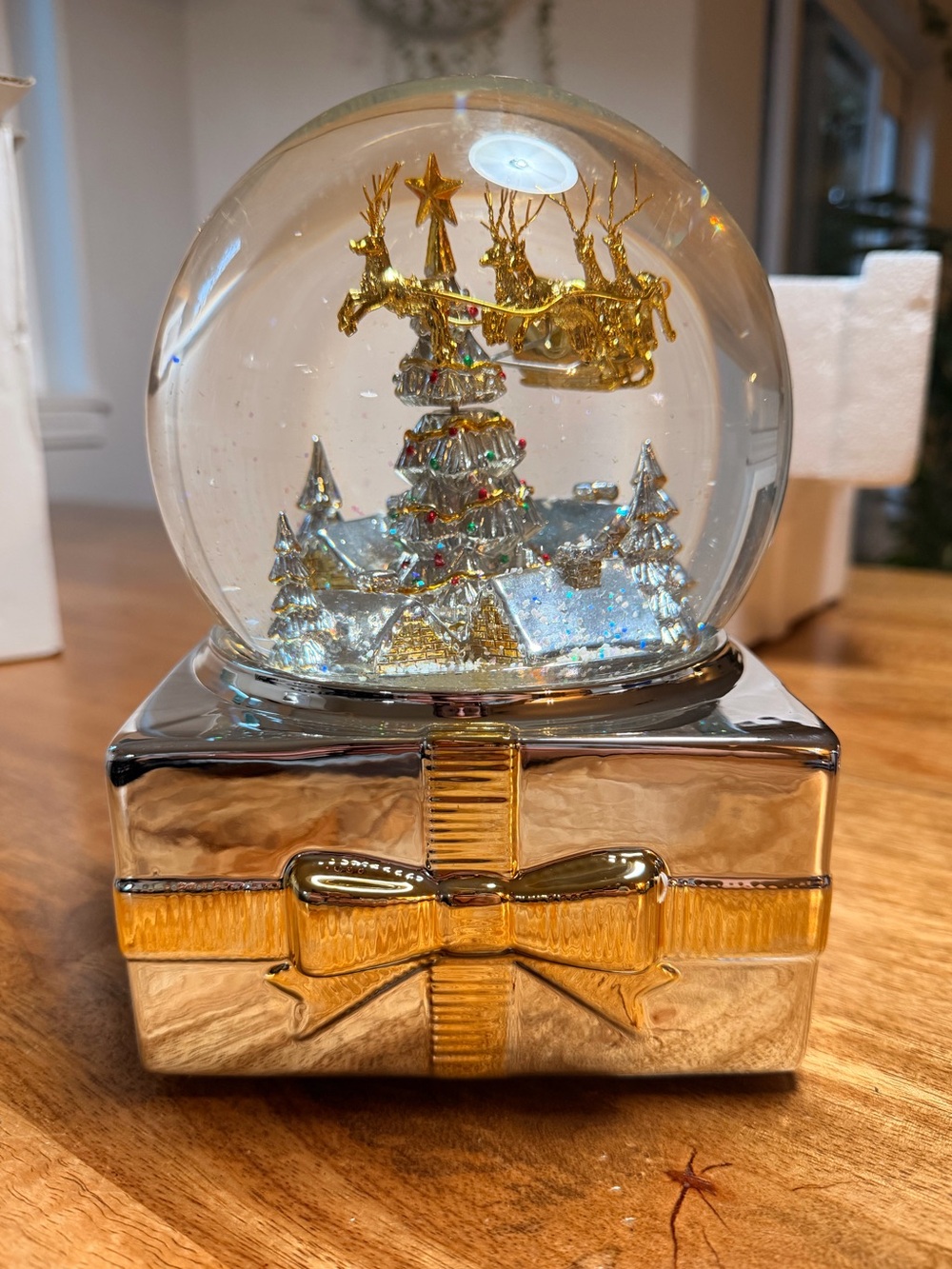 WHITE BARN SANTA REINDEER CHRISTMAS SLEIGH MUSICAL LARGE SNOWDOME SNOW GLOBE